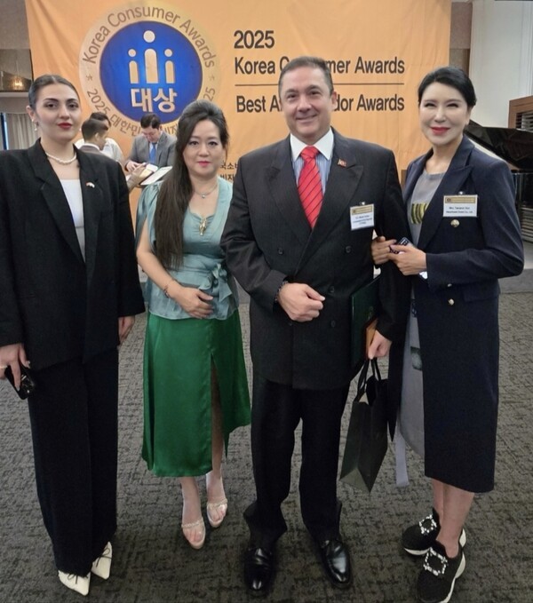 Recognized at the 2025 Korea Consumer Awards for her  contributions to the beauty industry, photo with Ambassador of Turkiye HE Murat Tamer