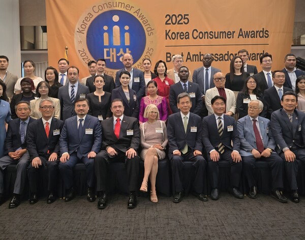 2025 Korea Consumer Award winners taking Photo together include H.E Emillia Gatto of Italia and H.E Murat Tamer.