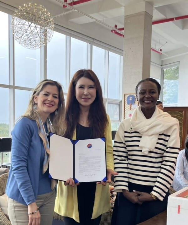  K-Beauty Culture Exchange Appreciation Plaque in May from ASAS (Association of Spouses of Ambassadors to Korea), represented by President Natalia Federighi (Dominican Republic) 