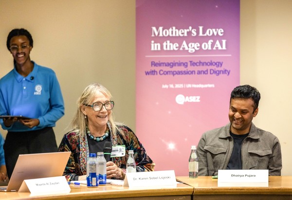 ASEZ가 개최한 'AI 시대의 어머니 마음' 포럼 패널토론에서 청년 리더들과의 대화에 나선 카렌 소벨 로예스키 박사는 AI 개발 과정에서 '어머니의 마음'을 담는 것이 필요하다고 말하며, 공감 능력의 중요성을 강조했다. (사진제공=하나님의교회)