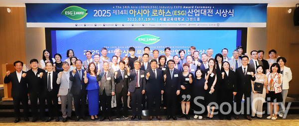 ▲아시아로하스(ESG) 산업대전 시상식 후 단체 사진을 찍고 있다[사진=한국대학발명협회 제공].