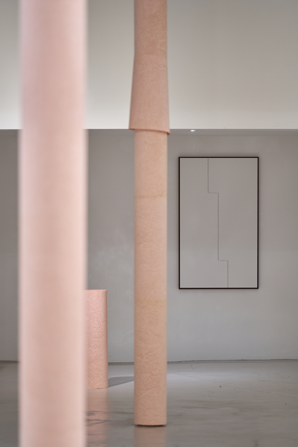 김신애, 조각난 순간들, Fragmented moments, 2024, 무늬목(나무명 미상) (출처=갤러리플래닛)