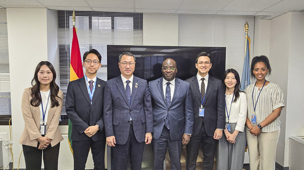 ASEZ WAO는 지난달 15일(현지시각) 하롤드 애들라이 아지에만 주UN 가나 대사를 만나 플라스틱 오염 종식을 비롯해 가나 현지 봉사활동 방향을 논의했다. (사진제공=하나님의교회)