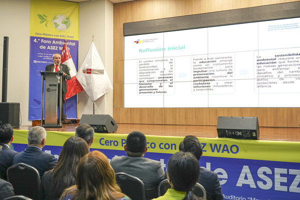 페루 환경부 산하 국립기상수문청에서 열린 4회 ASEZ WAO 글로벌 포럼에서 루이스 레스카노 국립교육위원장이 강연하고 있다. 포럼에는 페루 환경부, 산림청, 국립교육위원회 등은 물론 각계각층 180여 명이 참여했다. (사진제공=하나님의교회)