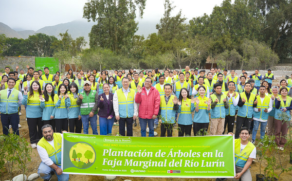 지난달 20일(현지시각) 페루 리마 치에네기야 루린 강변에서 ASEZ WAO가 개최한 '페루 환경부와 함께하는 나무심기 활동' 모습. 환경부 환경정보 등 정부 관계자와 치에네기야 부청장 등 150명이 참여했다. (사진제공=하나님의교회)