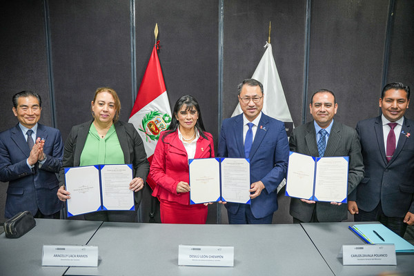 우루술라 데실루 레온 페루 통상관광부 장관이 ASEZ WAO와 만나 간담회를 한 후 청년들의 활동을 응원하는 지지서명서에 서명했다. (사진제공=하나님의교회)