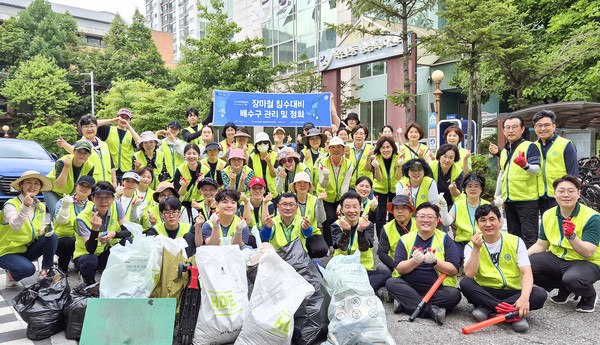 지난달 하나님의 교회 신자와 이웃 등 50명가량이 인천 연수구 옥련시장 일대 1.3km 구간에 있는 빗물 배수구를 깨끗하게 청소해 도심 침수피해를 예방했다. (사진제공=하나님의교회)