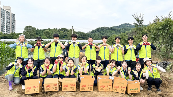 지난 6월, 하나님의 교회 학생봉사단 ASEZ STAR 회원 약 30명이 인천 서구 소재 감자 농가에서 수확을 도우며 일손을 보탰다. (사진제공=하나님의교회)
