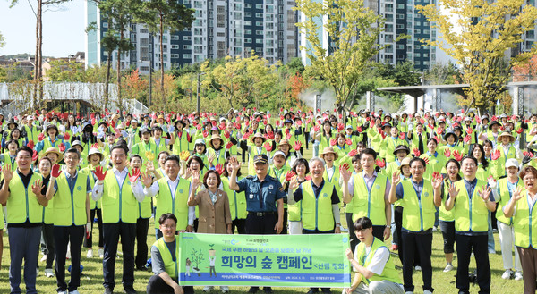 인천 지역 하나님의 교회 신자와 이웃 등 400여 명이 서구 맑은물빛공원 일대 3km 구간에서 정화활동으로 쓰레기 100kg를 수거하며 시민들의 휴식공간을 쾌적하게 만들었다. (사진제공=하나님의교회)