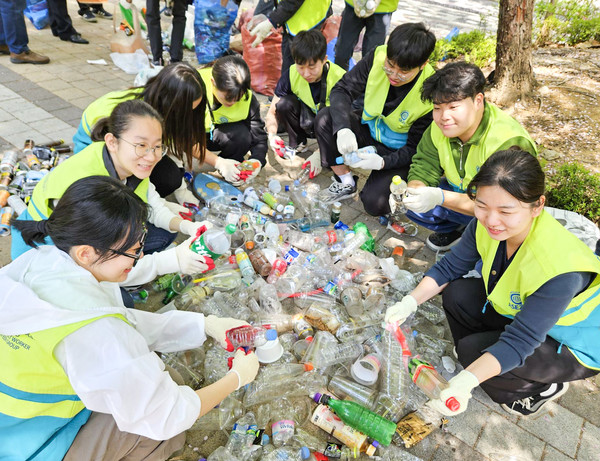 하나님의 교회 신자 90여 명이 인천 연수구 능허대공원에서 새싹공원까지 3km 구간에서 '전 세계 지구환경정화운동'을 펼쳤다. 사진은 재활용이 가능한 플라스틱을 분리 배출하는 모습.