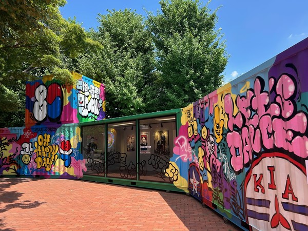 광복 80주년을 축하하는 의미의 활기찬 그라피티 작품. 내부에는 독립운동가 초상 11점이 전시되어있다. (사진제공=서울특별시교육청)