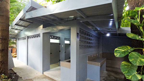 국제위러브유가 6월부터 8월까지 필리핀 캠프크라메고등학교 화장실 3곳을 보수했다. 사진은 쾌적하게 바뀐 야외 화장실 모습. (사진제공=국제위러브유운동본부)