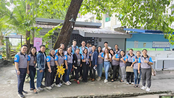 20일, 국제위러브유와 필리핀 캠프크라메고등학교 및 교육청 관계자들이 함께하고 있다. 뒤로 보수가 완료된 캠프크라메고등학교 야외화장실이 보인다. (사진제공=국제위러브유운동본부)