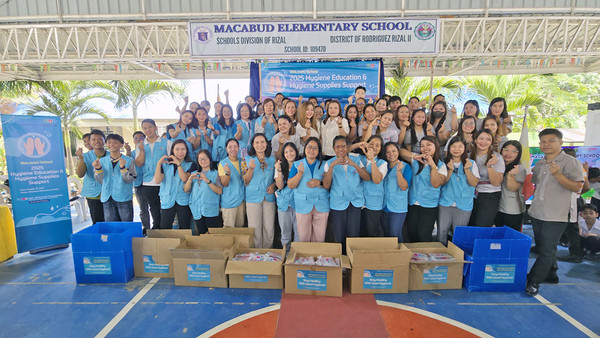20일 국제위러브유가 필리핀 리잘주 몬탈반의 마카붓초등학교에서 약 840명의 학생, 교직원이 참여한 가운데 '손 씻기' 위생교육을 진행하고 위생용품을 전달했다. (사진제공=국제위러브유운동본부)