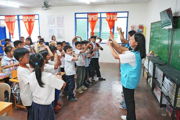 위러브유 회원들이 마카붓초등학교에서 학생들에게 손 씻기 방법을 교육하는 모습. (사진제공=국제위러브유운동본부)