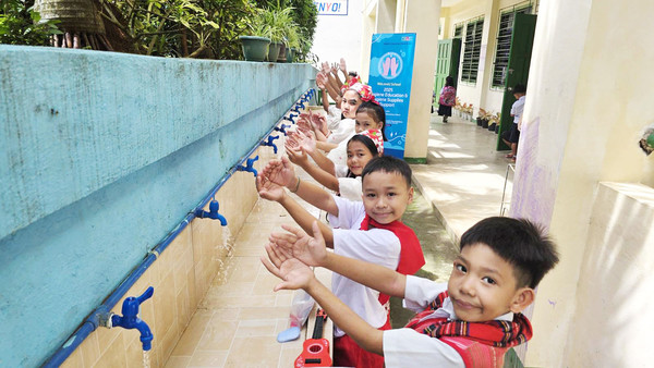 학생들이 손 씻기 교육을 받은 후 비누를 활용해 손을 씻고 있다. (사진제공=국제위러브유운동본부)