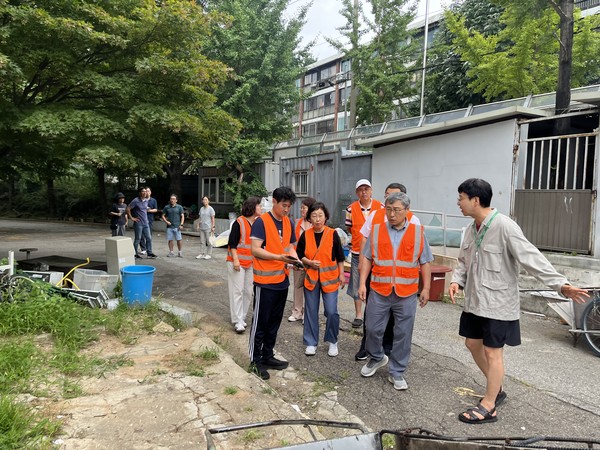 최근 관내 한 고등학교 분리수거장에서 노후 물품과 함께 위험물이 발견된 사건 당일 현장에 방문한 서울시교육청 정근식 교육감(오른쪽에서 두번째). (사진제공=서울시교육청)