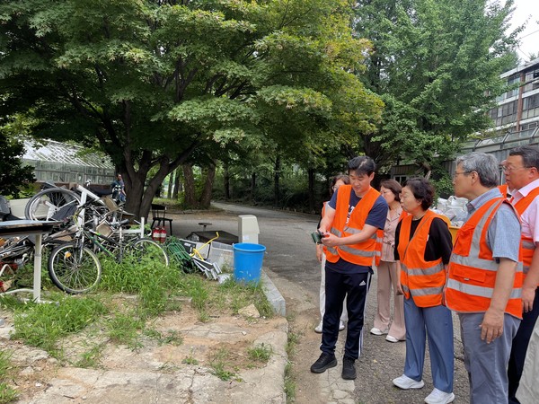 최근 관내 한 고등학교 분리수거장에서 노후 물품과 함께 위험물이 발견된 사건 당일 현장에 방문한 서울시교육청 정근식 교육감(오른쪽에서 두번째). (사진제공=서울시교육청)