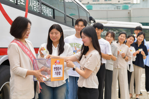 하나님의 교회에서 열린 헌혈릴레이를 통해 206명이 건강한 혈액 7만8800ml를 기증하며 여름철 혈액 수급난 해소를 도왔다. 사진은 헌혈증서를 기증하는 모습. (사진제공=하나님의교회)