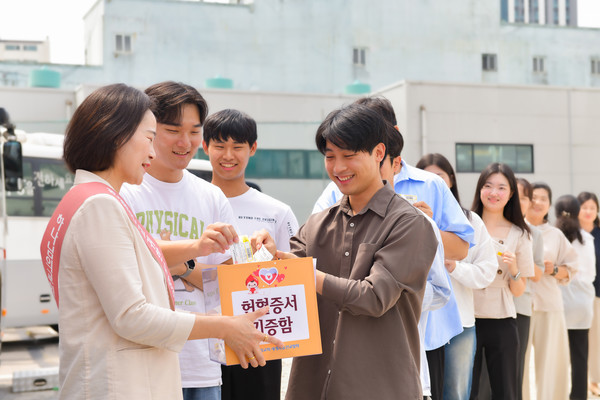 하나님의 교회에서 열린 헌혈릴레이를 통해 206명이 건강한 혈액 7만8800ml를 기증하며 여름철 혈액 수급난 해소를 도왔다. 사진은 헌혈증서를 기증하는 모습. (사진제공=하나님의교회)