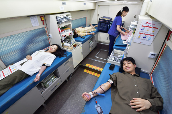 인천과 부천 일대 하나님의 교회 신자와 이들의 가족, 지인 등 약 350명이 '전 세계 유월절사랑 생명사랑 제1730차 헌혈릴레이'에 참여해 생명을 살리는 따뜻한 나눔에 동참했다. (사진제공=하나님의교회)