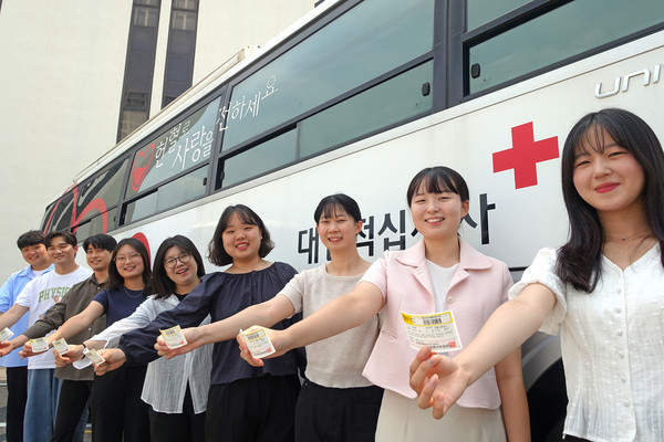 인천서 지난달 16일과 23일에 이어 이달 27일에도 '전 세계 유월절사랑 생명사랑 헌혈릴레이'가 열렸다. 헌혈에 참여한 하나님의 교회 신자와 이들의 가족, 지인 등이 헌혈증을 들고 웃고 있는 모습. (사진제공=하나님의교회)
