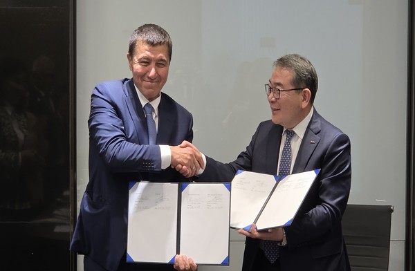 기묘대 알리세르 이사장과 ㈜보미건설 신동균 사장 (사진제공=(주)보미건설)