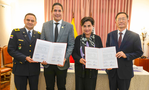 27일(현지시각) 에콰도르 피친차주 키토 외교부 청사 내 강당에서 열린 위러브유 소방 장비 기증식. 참석자들이 기증서를 들고 기념촬영을 하고 있다. 왼쪽부터 워싱턴 볼리바르 아르세 로드리게스 키토 소방청 부청장, 호르헤 카리요 투티벤 국가재난관리처장, 마리아 가브리엘라 소메르펠드 로세로 외교부 장관, 최기철 위러브유 에콰도르 키토 지부장. (사진제공=국제위러브유)