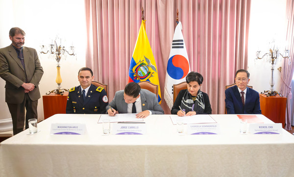 위러브유의 소방 장비 기증식에서 참석자들이 기증서에 서명하고 있다. (사진제공=국제위러브유)