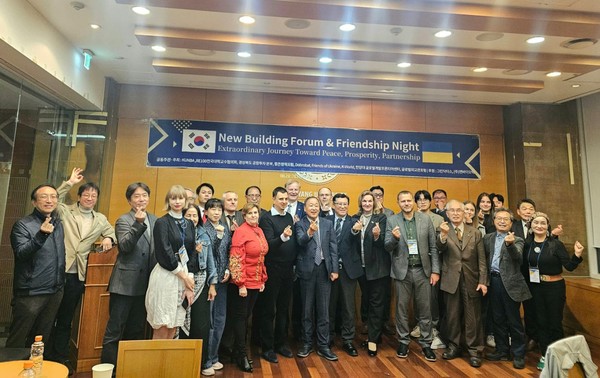 사진설명: 10월 28일 서울에서 열린 ‘한-우크라이나 뉴빌딩 포럼 및 우정의 밤’ 행사에서 한국과 우크라이나 관계자들이 함께 기념촬영을 하고 있다. 사진 맨 오른쪽이 글로벌외교관포럼의 제나 정 (Zena Chung) 이사장이다.