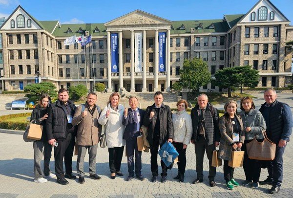 한양대 입구에서 10월 28일 한국과 우크라이나 관계자들이 함께 기념촬영을 하고 있다. 사진 맨 좌측에서 다섯번쨰는 한국-우크라이나 뉴빌딩협회 (KUNBA)의 이사장 이양구 (전 우크라이나 대사)이며, 우측에서 세번째는 글로벌외교관포럼의 제나 정(Zena Chung) 이사장이다.