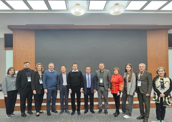 10월 28일 한국과 우크라이나 관계자들이 한국경제개발원 내에 설립된 글로벌지식협력단지를 방문해 한국 경제 발전사를 다룬 전시관을 방문하고 함께 기념촬영을 했다. 사진 맨 좌측에서 다섯번쨰는 KUNBA의 이사장 이양구 (전 우크라이나 대사)이며, 사진 맨 우측이 글로벌외교관포럼의 제나 정(Zena Chung) 이사장이다.