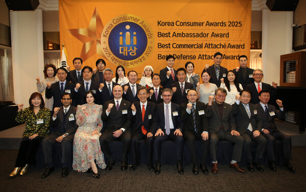 2025 Korea Consumer Awards attendees are posing for a group photo on November 4 (Credit=SeoulCity DB)