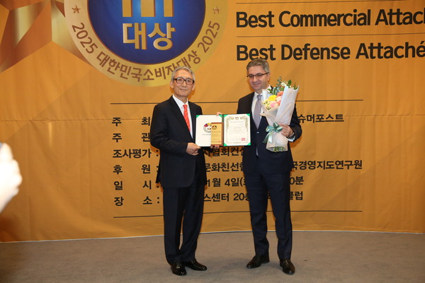 H.E. Ramin Hasanov, the Azerbaijan Ambassador to Korea, received the Best Ambassador Award (Credit=SeoulCity DB)