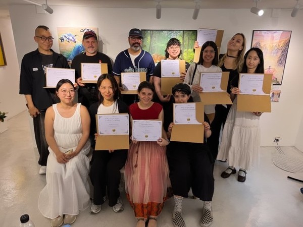 Group photo taken after the exhibition, holding certificates of completion
