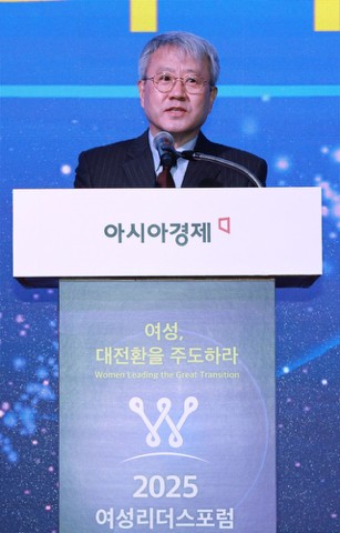  Mr. Jang Beom-sik, CEO of Asia Economy delivering congratulatory speech