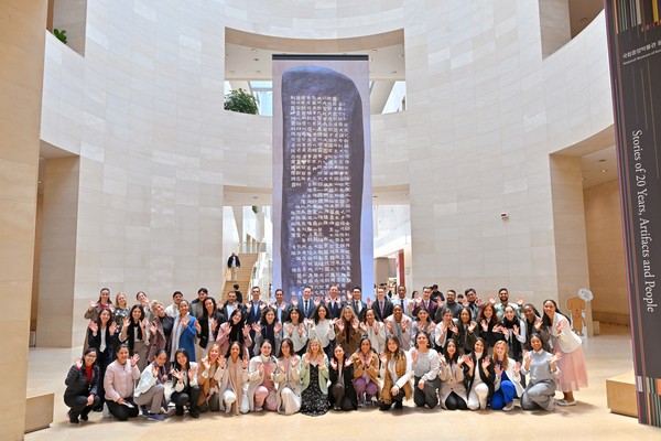 국립중앙박물관 상설전시관 로비 '역사의 길'에서 LED 미디어 타워로 재현한 광개토대왕릉비를 관람한 하나님의 교회 83차 해외성도방문단. (사진제공=하나님의교회)