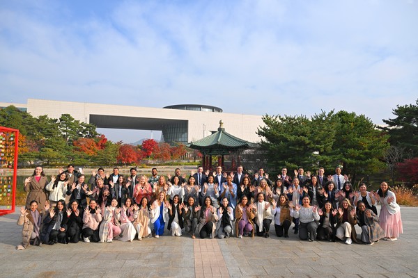 20개국에서 방한한 하나님의 교회 83차 해외성도방문단이 한국의 가을 정취 속에 국립중앙박물관을 탐방했다. (사진제공=하나님의교회)