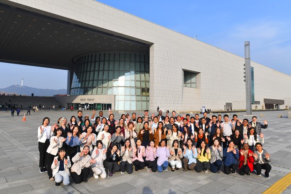 20개국에서 방한한 하나님의 교회 83차 해외성도방문단이 한국의 가을 정취 속에 국립중앙박물관을 탐방했다. (사진제공=하나님의교회)