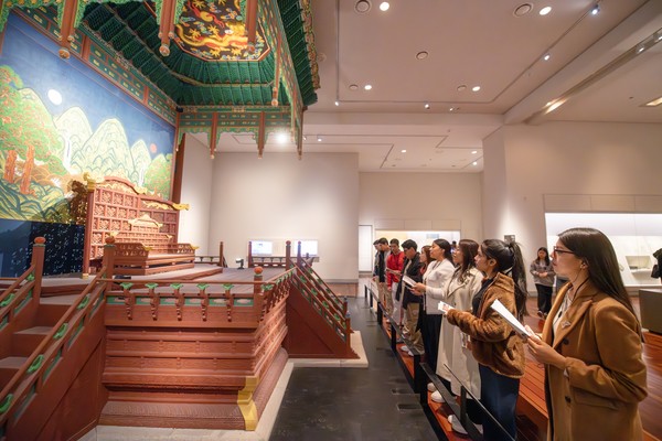 국립중앙박물관에 재현되어 있는 조선시대 법궁 경복궁의 근정전 어좌를 관람하며 역사적 의미를 살펴보는 하나님의 교회 83차 해외성도방문단. (사진제공=하나님의교회)