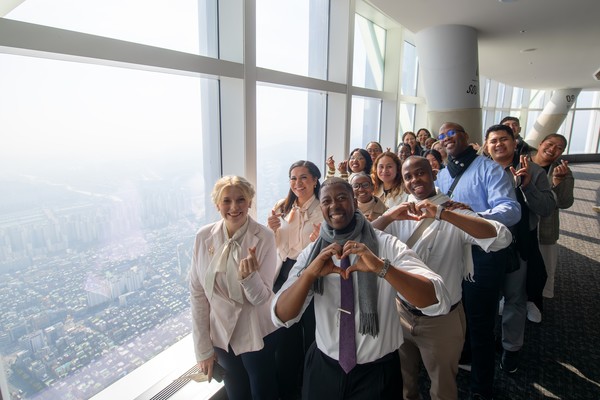 롯데월드타워 서울스카이 전망대에 오른 하나님의 교회 83차 해외성도방문단이 빠르게 발전한 한국의 현주소를 보고 감탄했다. (사진제공=하나님의교회)