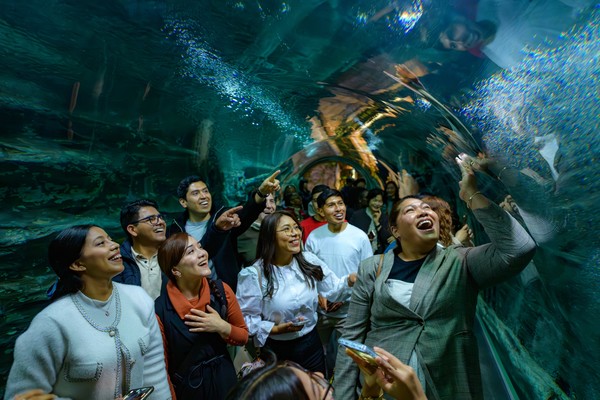 하나님의 교회 83차 해외성도방문단이 롯데월드타워 아쿠아리움에서 다양한 수중 생물을 관람하며 즐거운 시간을 보냈다. (사진제공=하나님의교회)