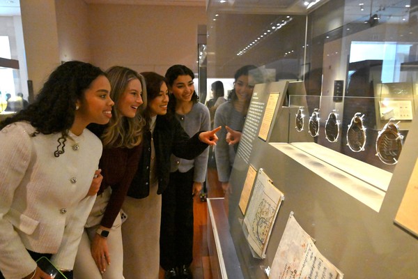 하나님의 교회 83차 해외성도방문단이 국립중앙박물관에서 조선시대 부정부패한 관리들을 감찰했던 암행어사의 마패를 흥미롭게 관람하고 있다.