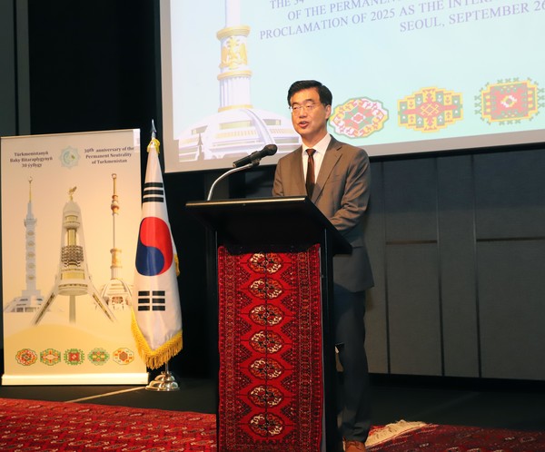 H.E. Mr. Lee Jae-woong, Deputy Minister for Public Affairs and Spokesperson of the Ministry Foreign Affairs of the Republic of Korea delivering his speech (Credit=Embassy of Turkmenistan)
