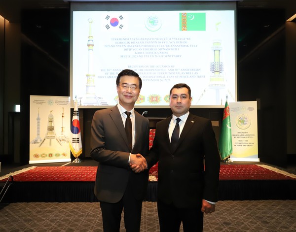 H.E. Mr. Begench Durdyyev, Ambassador of Turkmenistan, with H.E. Mr. Lee Jae-woong, Deputy Minister & Spokesperson of the Ministry of Foreign Affairs of the Republic of Korea (Credit=Embassy of Turkmenistan)