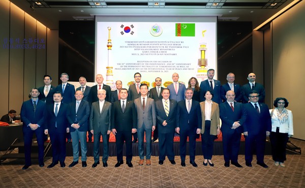 Heads and Deputy Heads of Missions, along with H.E. Mr. Begench Durdyyev and H.E. Mr. Lee Jae-woong, during the diplomatic reception, organized by the Embassy of Turkmenistan (Credit=Embassy of Turkmenistan)