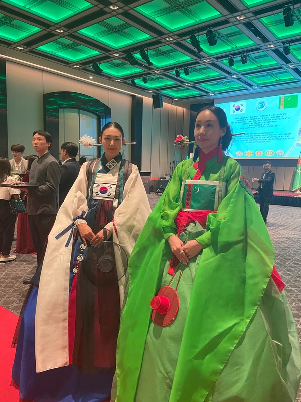 Korean models dressed in traditional Hanbok proudly displaying the flags of Turkmenistan and the Republic of Korea at a reception, organized by the Embassy of Turkmenistan (Credit=Embassy of Turkmenistan)