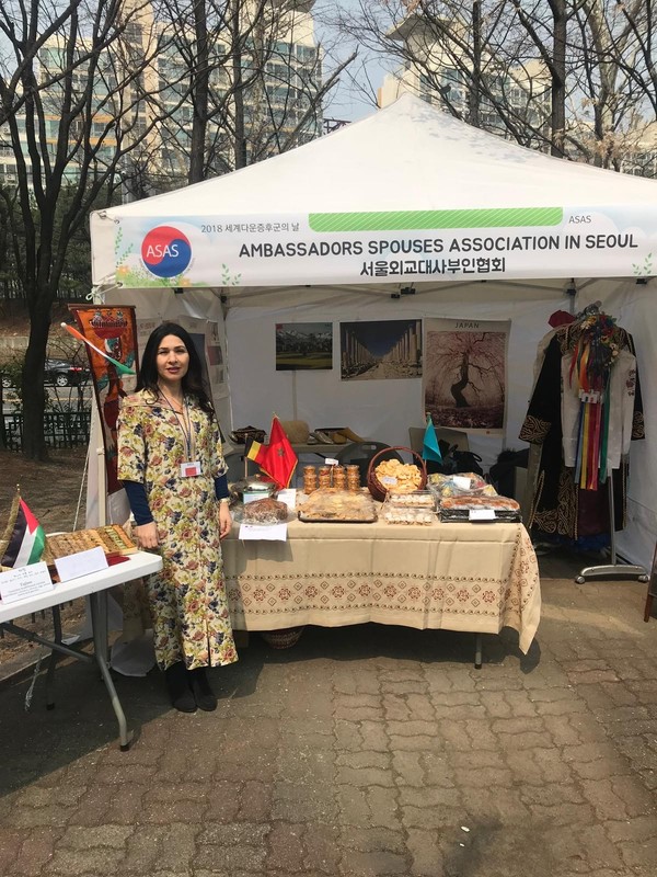Mrs. Leila Chelly presenting the Moroccan booth at the Charity Bazaar of Korea Down Syndrome Society
