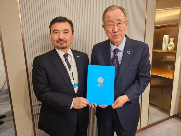 Ambassador of Kazakhstan Nurgali Arystanov  and Chairman of GGGI Ban Ki-moon pose for a commemorative photo holding the invitation from President Kassym-Jomart Tokayev (Credit=Kazakhstan Embassy in Korea)
