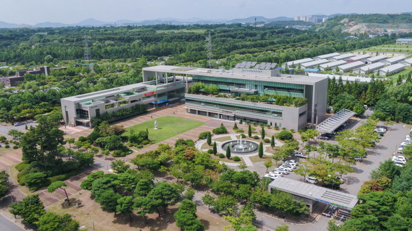 수도권매립지관리공사 본사 전경. 수도권매립지관리공사는 기후에너지환경부와 함께 폐자원‧환경에너지 분야 특성화대학원 공모를 추진하며, 환경분야 전문인력 양성에 본격 착수했다. (사진제공=수도권매립지관리공사)